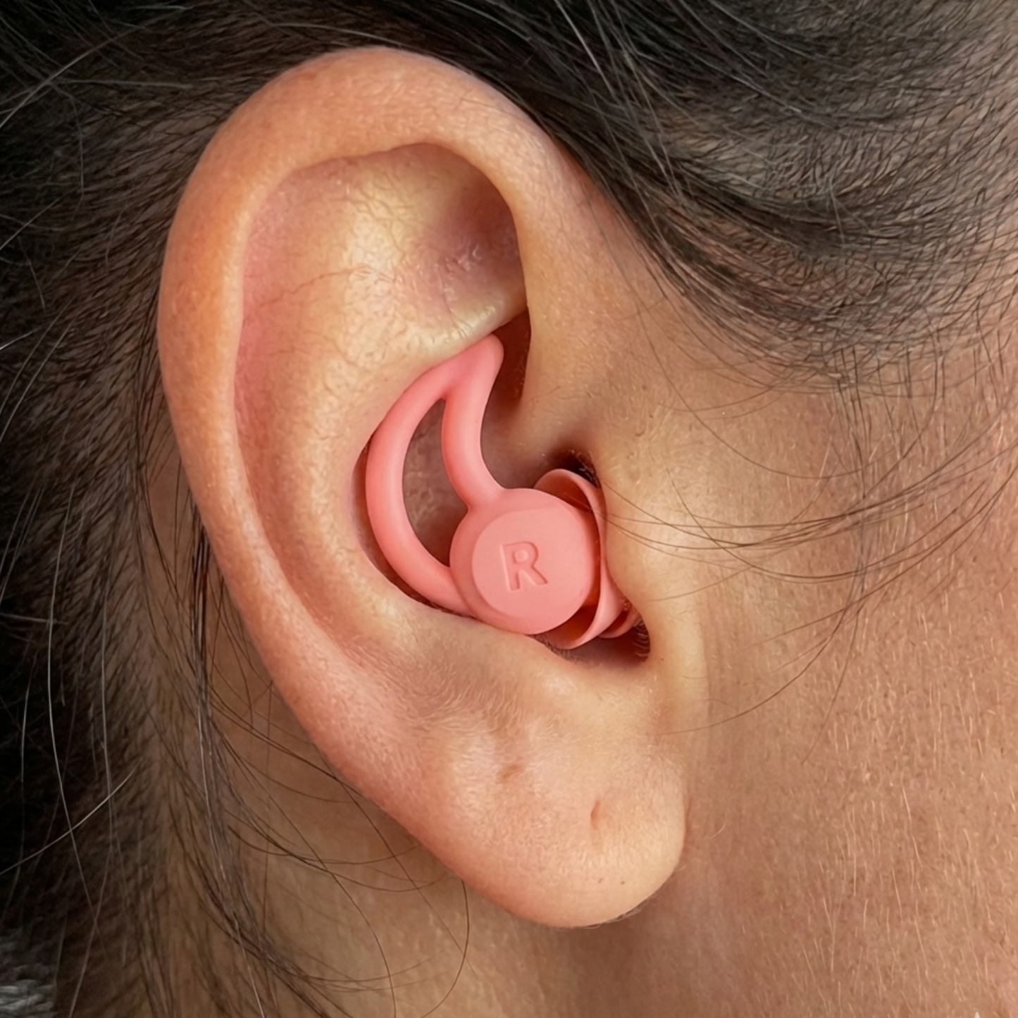 Nahaufnahme eines Ohrs mit eingesetztem OHRSTÖPSEL "SEITENSCHLÄFER" SCHLAFGEHÖRSCHUTZ GEGEN SCHNARCHEN ZUM SCHLAFEN IN SEITENLAGE | 30DB SNR